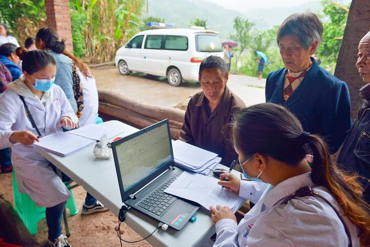 医务人员在为村民登记村民健康档案,以便为疾病早期预防和及时治疗